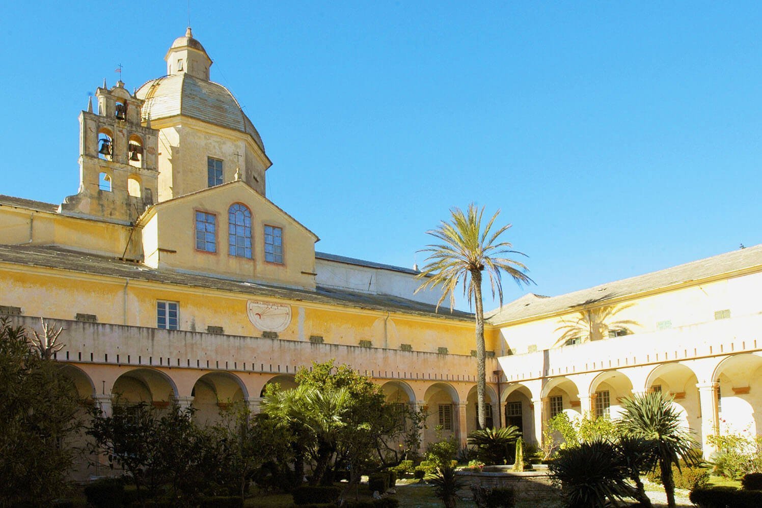 Loano, scorcio del chiostro del convento di Monte Carmelo.