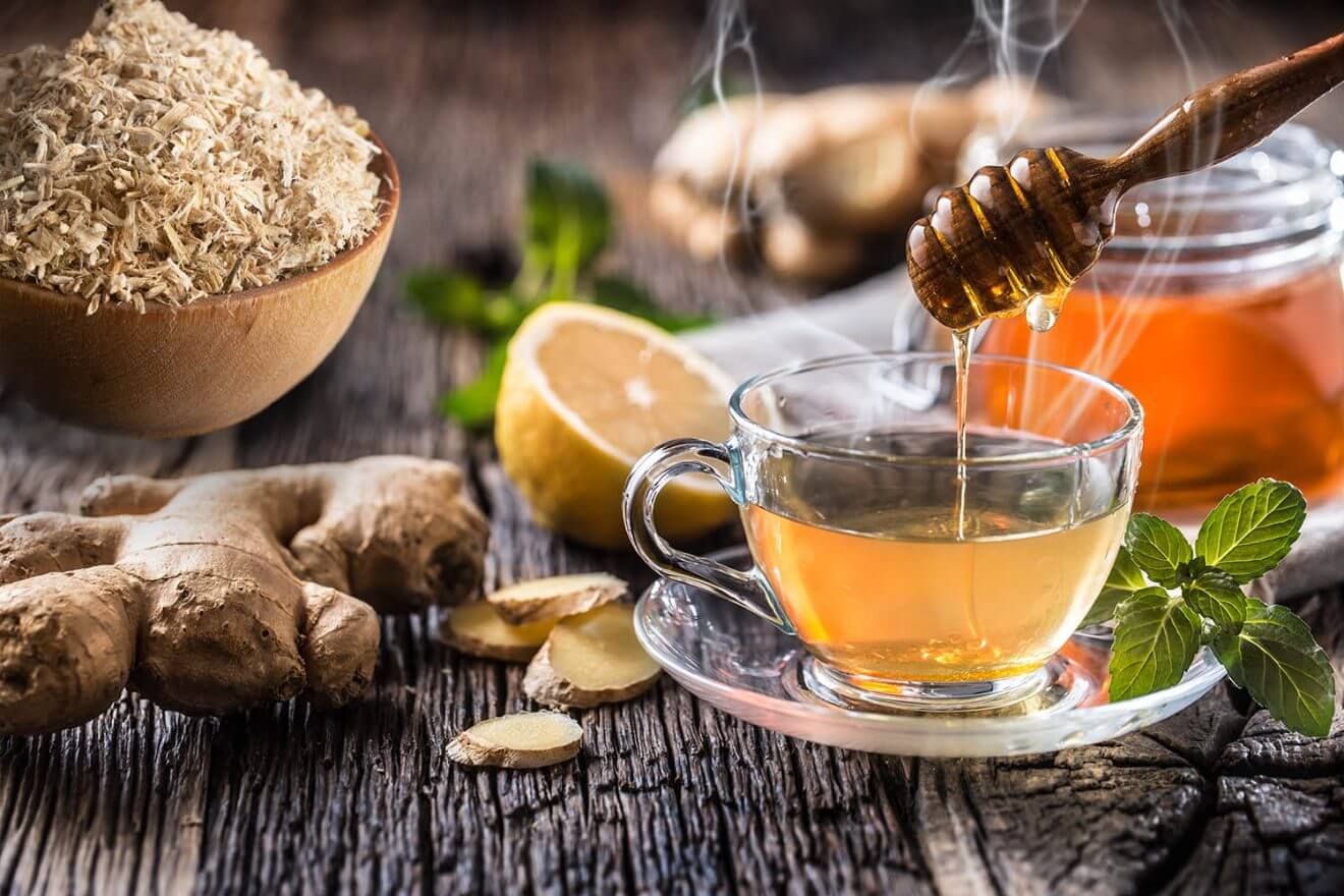 La ricetta: decotto lenitivo per la gola con altea, zenzero e miele rosato